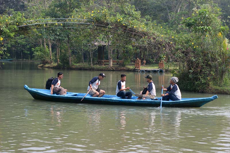 Tim sedang naik sampan di danau telaga cikeas, sentul, bogor