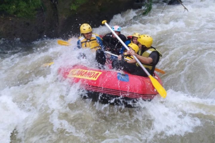 Team sedang rafting di cisadane bogor