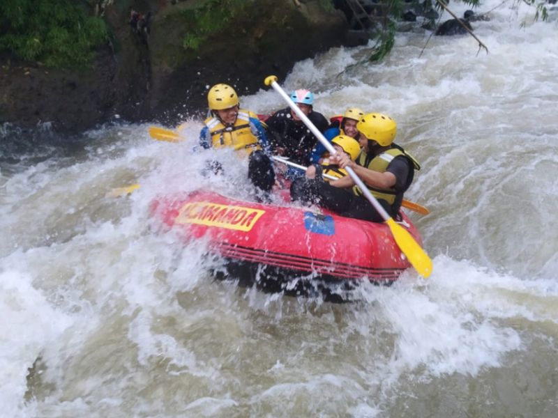 Team sedang rafting di cisadane bogor