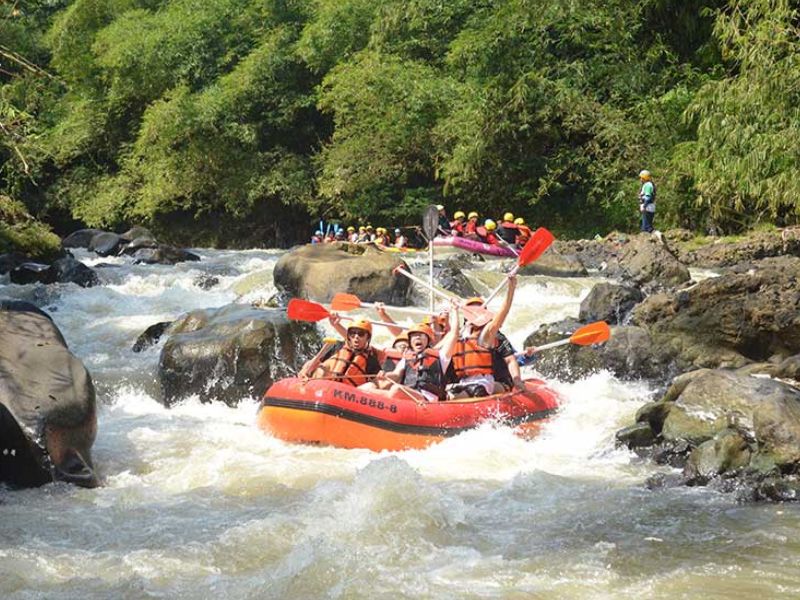 Bersiap melewati derasnya sungai cisadane bogor dengan rafting