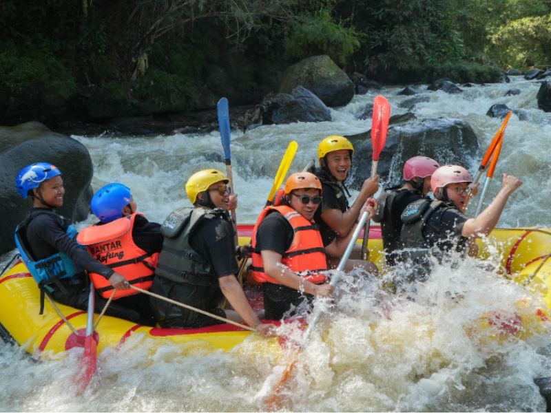 Menghadapi tantangan di cisadane bogor dengan rafting