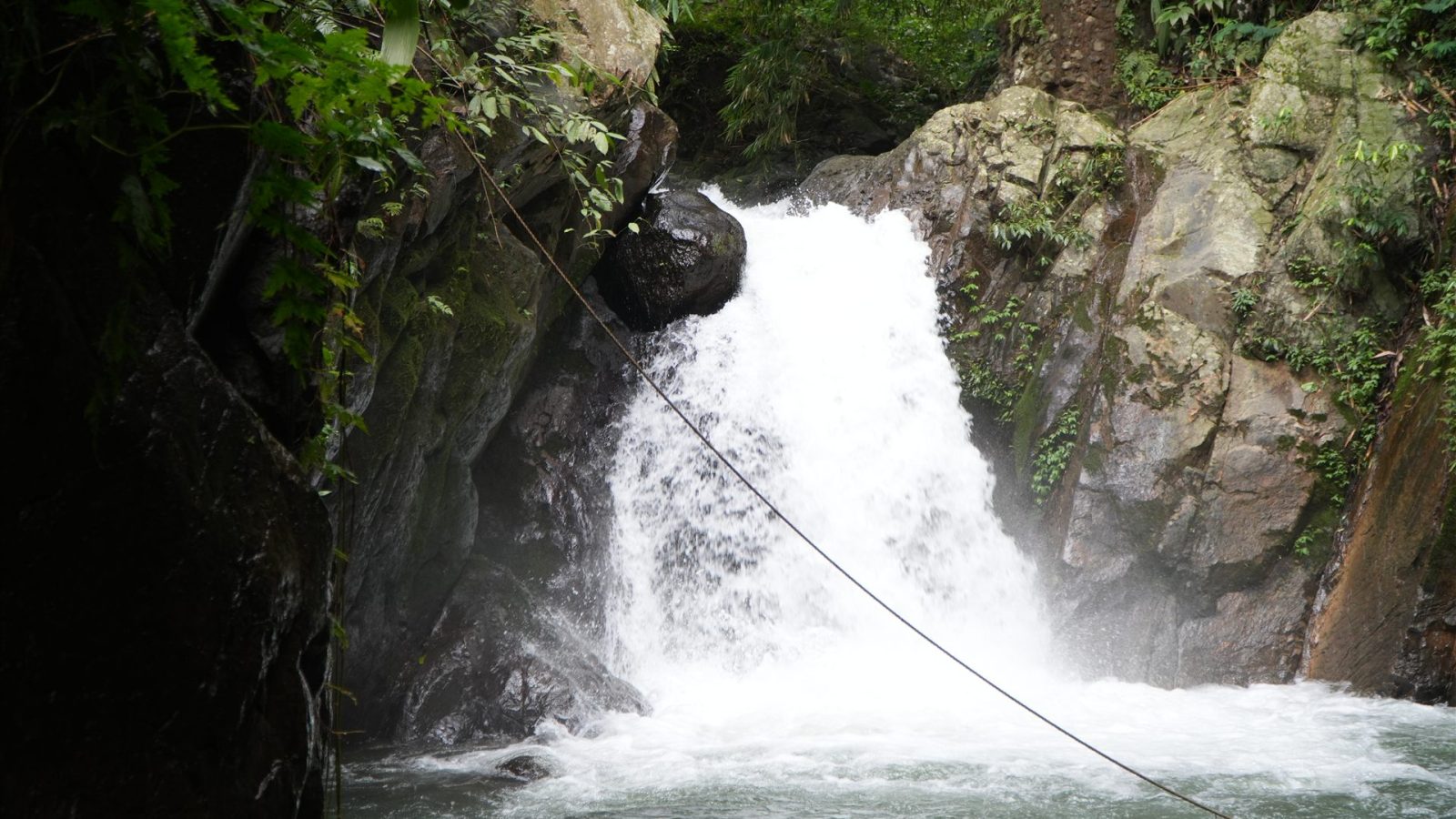 Air terjun Curug Kencana Sentul untuk paket trekking Bogor