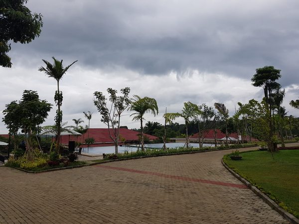 Jalan menuju kolam renang taman bukit palem Bogor