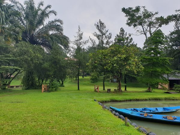 Danau dengan perahu dan area hijau Talaga Cikeas untuk paket team building dan outbound Bogor.