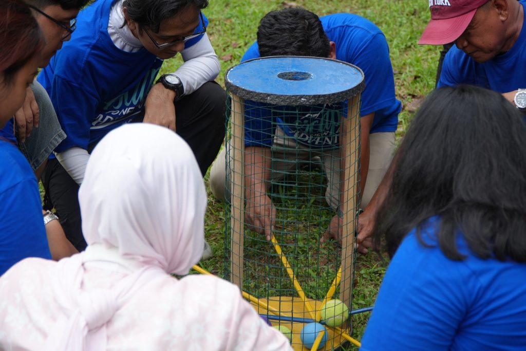 Peserta perusahaan mengikuti aktivitas experiential learning dalam team building outbound