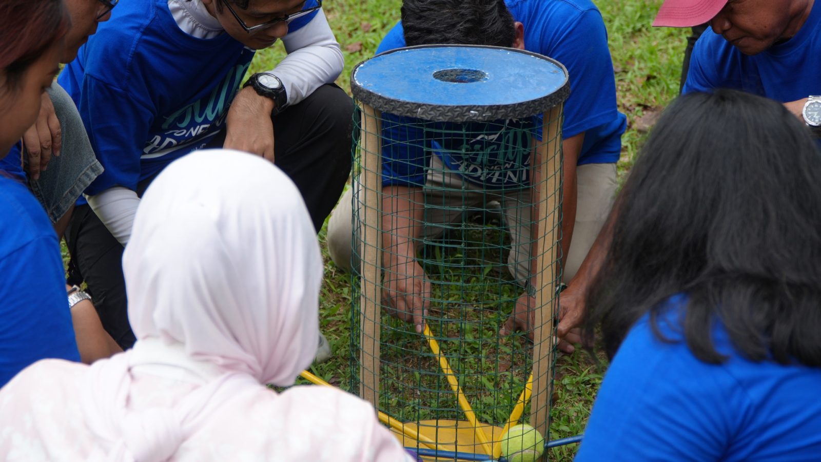 Peserta perusahaan mengikuti aktivitas experiential learning dalam team building outbound