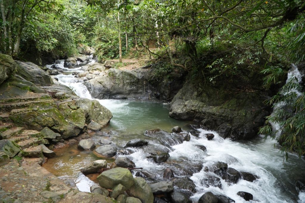 Kolam alami dan aliran sungai Curug Kencana Sentul Bogor