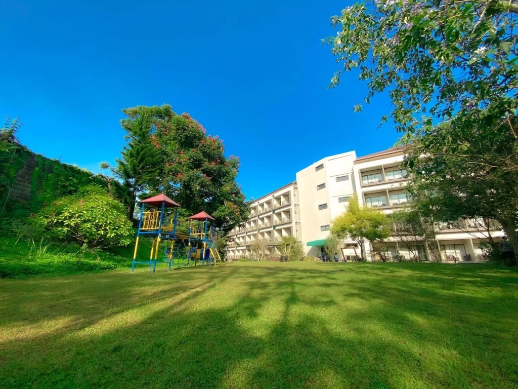 Lapangan outbound Green Peak Puncak Bogor untuk team building perusahaan