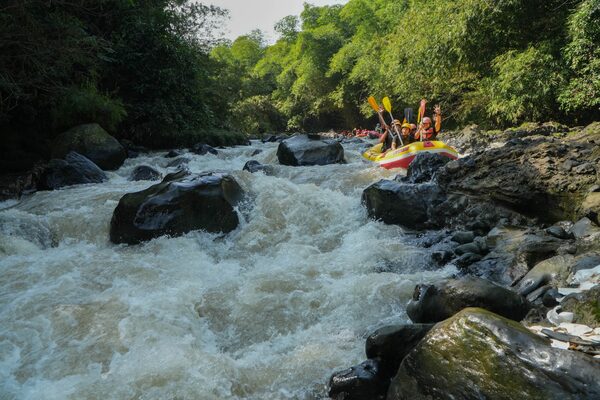 Kegiatan rafting sebagai aktivitas outbound perusahaan di Bogor