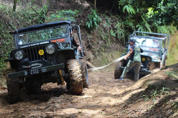 Jeep 4x4 menghadapi jalur ekstrem offroad Hambalang Bogor