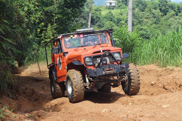 Jeep 4x4 melintasi jalur paket offroad Hambalang Bogor