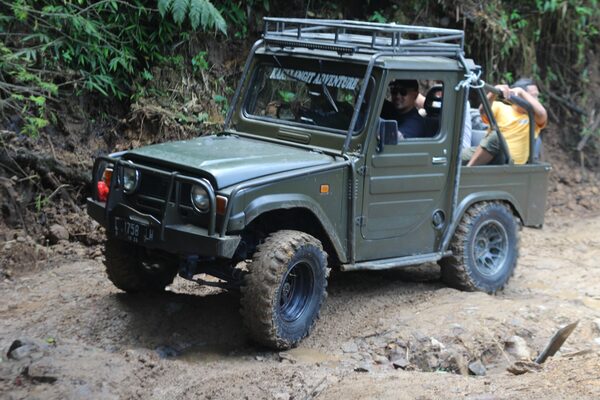 Peserta menaiki jeep 4x4 pada paket offroad Hambalang Bogor