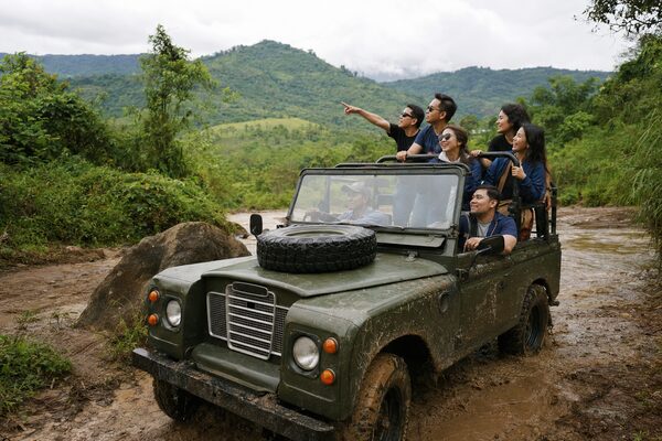 Ilustrasi jeep 4x4 membawa peserta di jalur offroad Hambalang Sentul Bogor