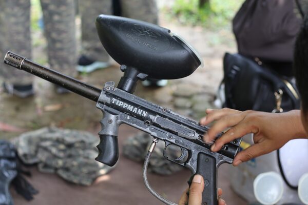 Peralatan marker pada paket paintball Sentul City Bogor