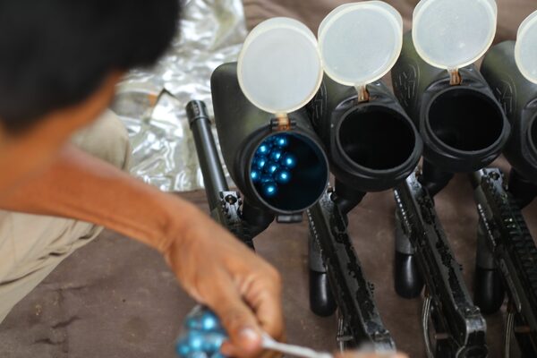 Persiapan peluru untuk permainan paintball Sentul City