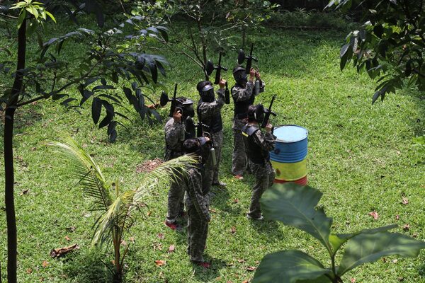 Peserta bermain paintball untuk team building di Sentul City Bogor