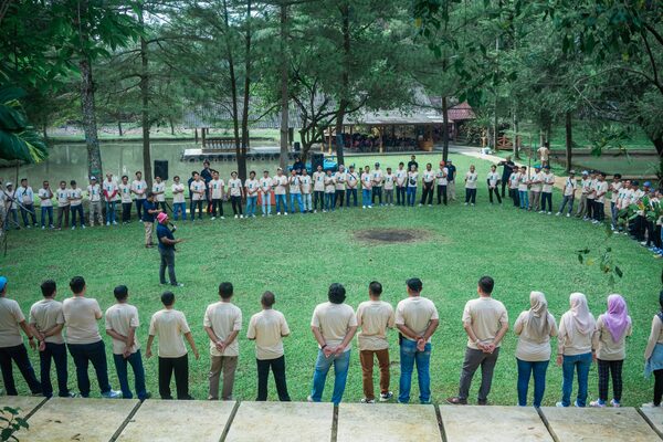 Kegiatan team building perusahaan di area outbound Bogor