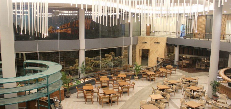 Area restoran Royal Safari Garden untuk paket outbound perusahaan di Cisarua Bogor
