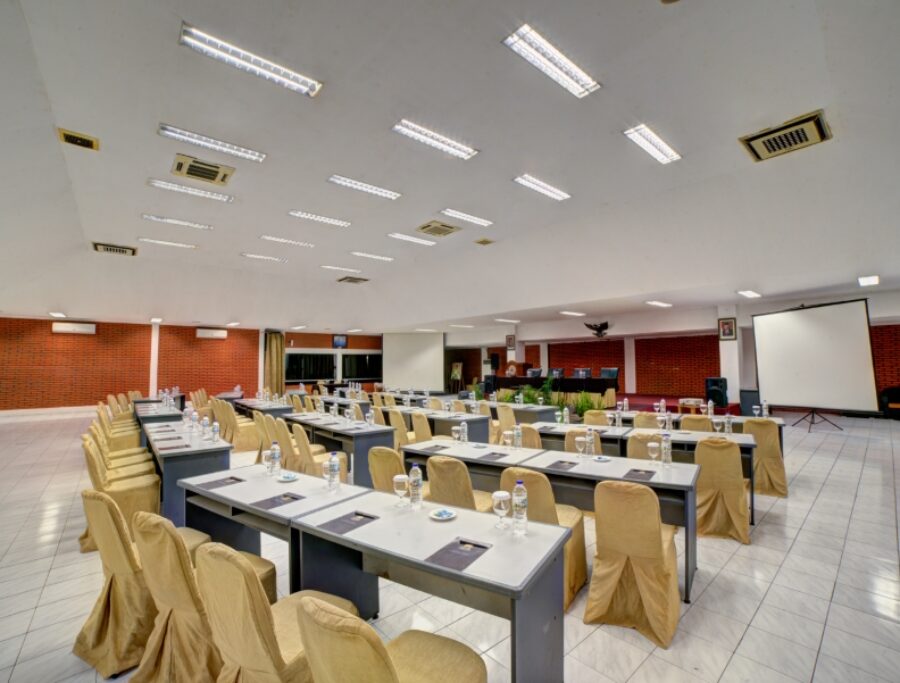 Meeting room Royal Safari Garden untuk outbound dan gathering perusahaan di Cisarua Bogor