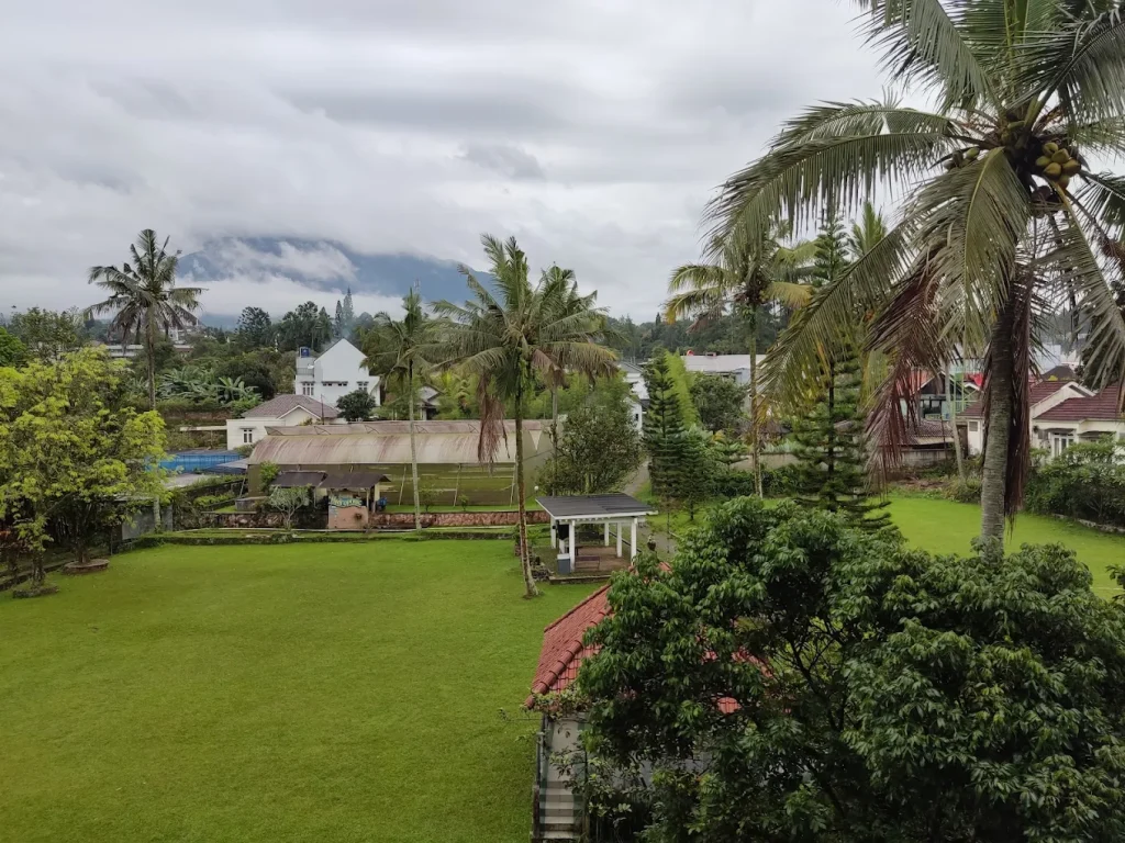 Lapangan hijau Royal Safari Garden untuk kegiatan outbound team building di Cisarua Bogor