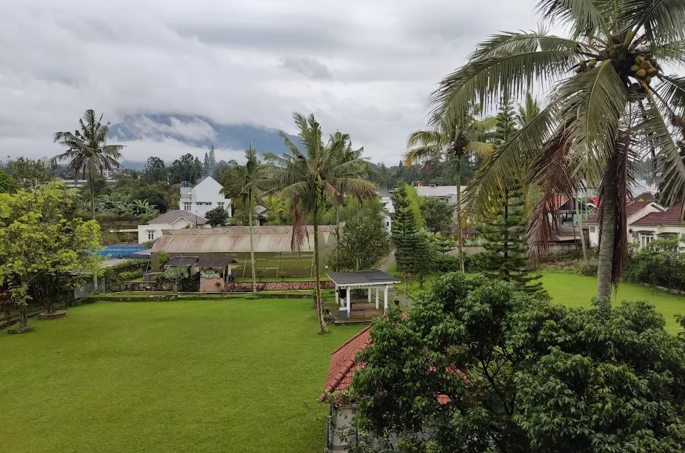 Lapangan hijau Royal Safari Garden untuk kegiatan outbound team building di Cisarua Bogor