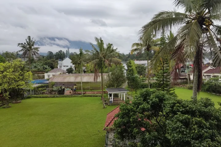 Lapangan hijau Royal Safari Garden untuk kegiatan outbound team building di Cisarua Bogor