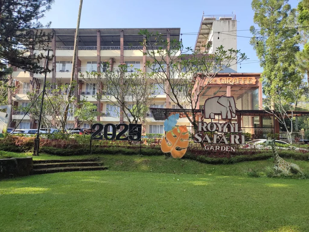 Area depan Royal Safari Garden Cisarua untuk paket outbound dan team building Bogor