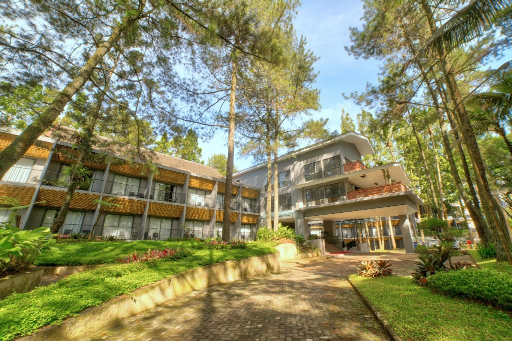 Gedung akomodasi Royal Safari Garden untuk paket outbound menginap di Cisarua Bogor