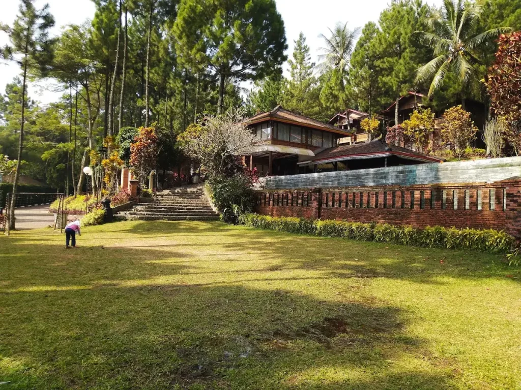 Area outbound Jambuluwuk Puncak Bogor untuk kegiatan team building perusahaan