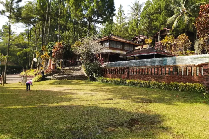Area outbound Jambuluwuk Puncak Bogor untuk kegiatan team building perusahaan