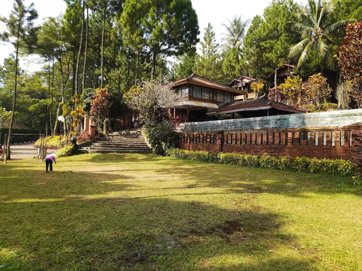 Area outbound Jambuluwuk Puncak Bogor untuk kegiatan team building perusahaan