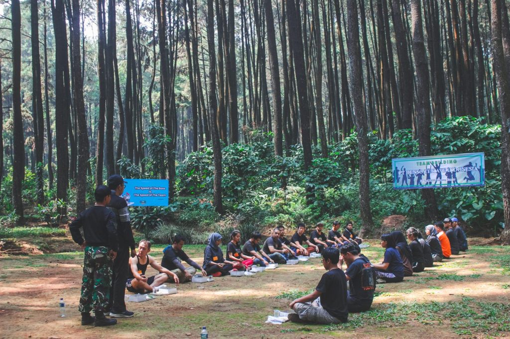 Peserta character building outbound semi militer saat sesi makan di Bogor
