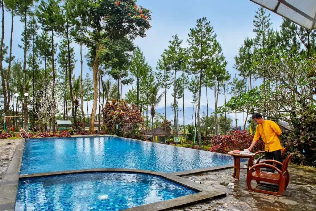 Kolam renang Jambuluwuk Puncak Bogor dengan pemandangan pegunungan