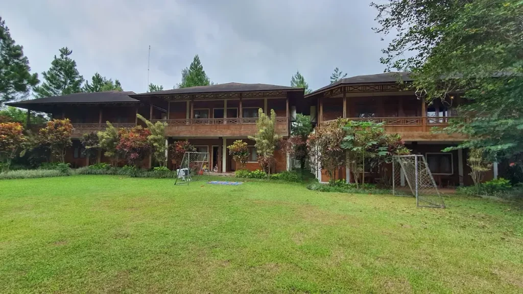 Lapangan outbound Jambuluwuk Puncak Bogor di depan bangunan resort