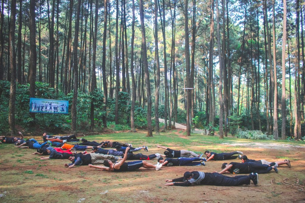 Peserta menjalani latihan disiplin dalam paket outbound semi militer Bogor