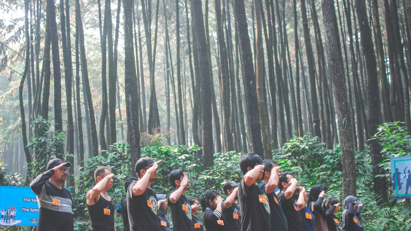 Peserta outbound semi militer melakukan latihan penghormatan di Bogor