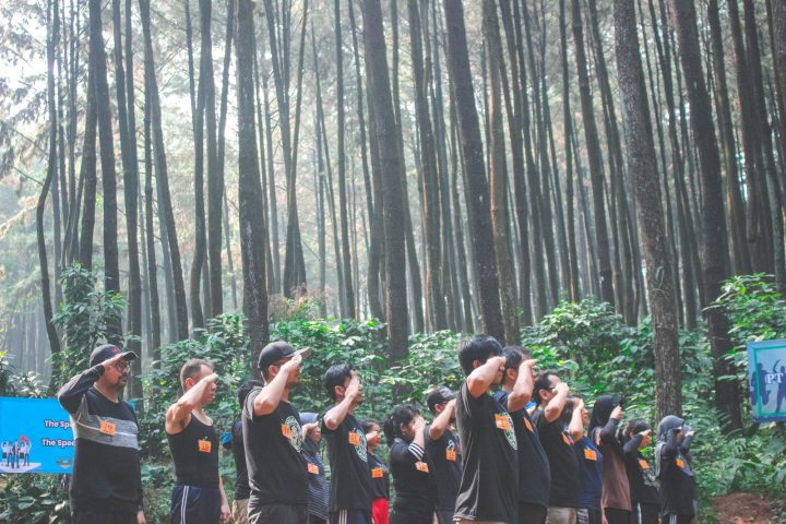 Peserta outbound semi militer melakukan latihan penghormatan di Bogor