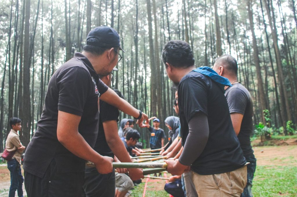 Peserta melakukan team building dalam program semi militer Gunung Pancar Bogor