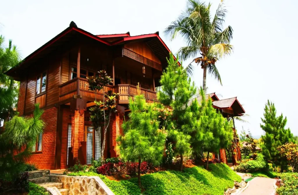 Villa Jambuluwuk Puncak Bogor dengan suasana hijau